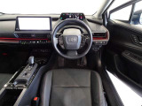 革巻きステアリングで快適な操作性の運転席です。