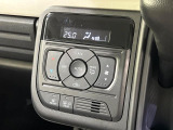 【オートエアコン】一度お好みの温度に設定すれば、車内の温度を検知し風量や温度を自動で調整。暑い&hellip;寒い&hellip;と何度もスイッチ操作をする必要はありません。快適な車内空間には必須の機能ですね♪