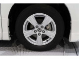 アルミホイールを装備、タイヤサイズは215/65R16です。