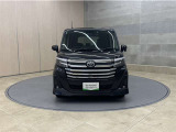 お車購入のポイントとなるフロントマスクです!シャープな目つきが印象的なデザインのヘッドランプです。