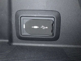充電用USB端子付き。スマートフォンなどの充電に便利です。