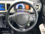 インテリアに合わせたデザインのステアリングは、運転される方のことも考え、運転しやすい形状、大きさです。是非一度、実際に触ってお確かめください。