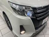 【HIDヘッドライト】非常に明るく前方を照らしてくれるので、悪天候や夜間の走行時も視界良好で安心してお乗りいただけます。