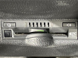 【ETC】有料道路を利用する際に料金所で停止することなく通過できる、ETC車載器(ノンストップ自動料金収受システム機器)が装備されています。セットアップを行うことで利用可能になります。