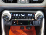 左右独立温度コントロールフルオートエアコンです。運転席、助手席それぞれで独立して温度設定ができます。冷え性の方が乗っても安心ですね♪