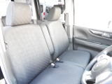 ★運転席★大きな座面と包み込むような背もたれが、ドライバーの身体をしっかり支えます。さらに、上質なシート素材と座り心地のよいクッション。長時間の運転やコーナーの多い道も快適です !!