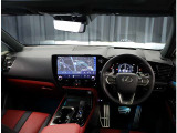 デザインもよく、居心地のよい運転席ですね。分かりやすいスイッチ類ですから操作もしやすく運転をサポートします。