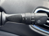 【オートライト(AUTO)】外の明るさをシステムが感知して、自動でヘッドライトが点灯します。ヘッドライトをつけ忘れを防ぐ便利機能です。