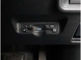 窓を開けずに料金所を通過できる今やもう必需品のETC!インパネにスッキリ装着したビルトインタイプです♪ETCカードの入れ忘れ・抜き忘れを音声やアラームで教えてくれるので、入れ忘れ・抜き忘れを防げます♪