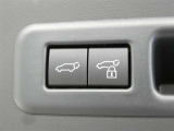 ワンタッチでバックドアが開閉。重たいバックドアも力いらずで開閉できる便利なパワーバックドア付きです!