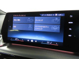 BMWカーブド・ディスプレイは、必要な情報をひと目で把握できるだけでなく、BMW iDriveの主要なインターフェイスとしてさまざまな機能の直観的な操作を可能にしています。
