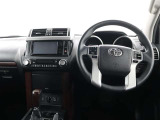 運転席側から見た写真です、お車にマッチングするように考えられたインパネデザイン!沢山のスイッチ類も運転させる方が使いやすい位置に配置されていますね!