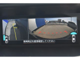様々な情報を映し出すマルチファンクションディスプレイ。シフトレバーをリバースにすると連動してサイドカメラ映像&バックセンサーに切り替わります。スイッチ一つでフロントカメラへの切り替えも出来ます