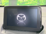 【マツダコネクトナビ】車内の雰囲気にマッチした一体型タイプのナビ。各種車輌設定やBluetooth再生等、様々な機能が楽しめます。直感的なダイヤル操作が可能で、使い勝手も良好です。