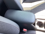 運転席と助手席の間にひじ掛けがあるので長時間のドライブでも快適ですね!