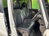 運転席まわりには十分なスペースがあり、大柄な方でもゆったり運転していただける環境です。