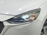 【LEDヘッドライト】悪天候や夜間走行時も良好な視界を確保し安心して運転できる高輝度LEDヘッドライトを装備!点灯速度が早く、消費電力も抑えられています。