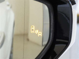 ブラインドスポットモニター装備。隣車線を走る車両を検知。ドアミラーでは確認しにくい後、側方エリアに存在する車両や急接近してくる車両も検知しドアミラーに搭載されたLEDインジケーターが点灯します。