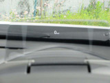 運転視界の遠方上方に虚像を投影することで前を見ながら情報の視認ができます。本当にドライバーが必要な情報を適切に伝え、楽しんで頂くことを考えた新世代装備です。※虚像は1.5m前方に浮かぶイメージです。