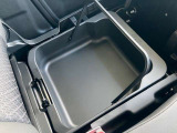 助手席側の座席下には車検証などの小物を入れて頂けるスペースを設置。さらに取っ手が付いているので、そのまま取り出して使う事も可能です。