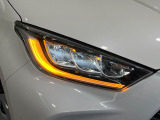 【LEDヘッドライト】悪天候や夜間走行時も良好な視界を確保し安心して運転できる高輝度LEDヘッドライトを装備!点灯速度が早く、消費電力も抑えられています。