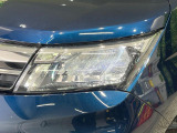 【LEDヘッドライト】悪天候や夜間走行時も良好な視界を確保し安心して運転できる高輝度LEDヘッドライトを装備!点灯速度が早く、消費電力も抑えられています。