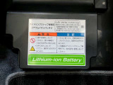 減速時の回生エネルギーを利用して発電したエネルギーを蓄え、オーディオやエアコン、ヘッドライトなどに使う事で、エンジンの負担を減らす「S-エネチャージ」搭載車両です。