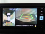 パノラミックビューモニター付きです。車両を上から見たような映像をモニター画面に表示。運転席からの目視では見にくい、車両周辺の状況をリアルタイムでしっかり確認できます。