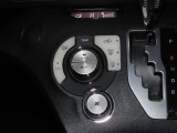 【オートエアコン】一度お好みの温度に設定すれば、車内の温度を検知し風量や温度を自動で調整してくれます。
