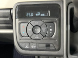 【オートエアコン】一度お好みの温度に設定すれば、車内の温度を検知し風量や温度を自動で調整。暑い&hellip;寒い&hellip;と何度もスイッチ操作をする必要はありません。快適な車内空間には必須の機能ですね♪