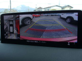 360度ビューカメラを搭載。4方の小型カメラの映像を処理し、車両真上からの映像に変換しています。
