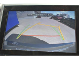 シフトレバーをリバースにすると連動してサイドカメラ映像&バックセンサーに切り替わります。スイッチ一つでフロントカメラへの切り替えも出来ます