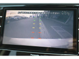 シフトレバーをリバースにすると連動してバックカメラ映像に切り替わります。