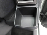 カップホルダーは運転席や助手席からちょうど手の届く位置です!!