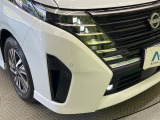 【LEDヘッドライト】悪天候や夜間走行時も良好な視界を確保し安心して運転できる高輝度LEDヘッドライトを装備!点灯速度が早く、消費電力も抑えられています。