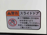見た目が大事!な外装はぴかっとキレイに磨いており、経年のくすみもよみがえっております。ヘッドライトやドア周辺を磨く際にはマスキングテープを使用して保護しながら丁寧に作業をしております。