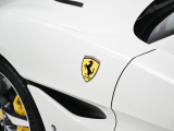 スクーデリア・フェラーリ・フェンダーエンブレムを装着しております。