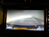 バックガイドモニター付き。車両後方の映像をナビ画面に表示し、駐車などの後退操作をサポートします。