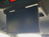 【フリップダウンモニター】大画面モニターで後席でもエンタメをお楽しみいただけます。小さなお子様にも大人気の装備です♪
