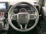 インテリアに合わせたデザインのステアリングは、運転される方のことも考え、運転しやすい形状、大きさです。是非一度、実際に触ってお確かめください。