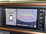 パノラミックビューモニターを装備。駐車場や交差点でクルマを真上から見るように周囲を確認できます。機能の詳細は販売店スタッフまでおたずねください。