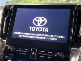 【メーカー10型ナビ】インテリアに溶け込むスタイリッシュな「専用設計」メーカーナビを装備♪視認性や操作性など基本性能にも優れ、より上質なカーライフをお楽しみいただけます。
