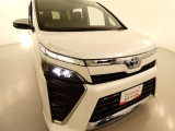 LEDヘッドライトです。デザイン性がよくとても明るいので、夜間の走行や悪天候でも安心です。しかも長寿命!