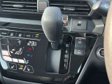握りやすく操作しやすいシフトです。パーキングブレーキも電動なので運転席足元も広々です!
