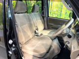 運転席まわりには十分なスペースがあり、大柄な方でもゆったり運転していただける環境です。
