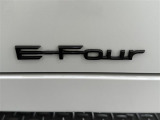 電気式4WDシステム(E-Four)を搭載。雪道などの滑りやすい路面でも安心して走行できます。