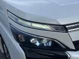 【LEDヘッドライト】悪天候や夜間走行時も良好な視界を確保し安心して運転できる高輝度LEDヘッドライトを装備!点灯速度が早く、消費電力も抑えられています。