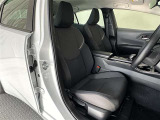 運転席/助手席です。姿勢が崩れず正確なステアリング操作で安心です。