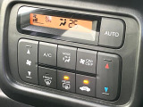 【オートエアコン】一度お好みの温度に設定すれば、車内の温度を検知し風量や温度を自動で調整。暑い&hellip;寒い&hellip;と何度もスイッチ操作をする必要はありません。快適な車内空間には必須の機能ですね♪