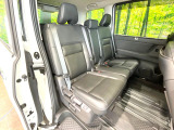 セカンドシートは中央部が可動式となっており、スライドすれば通路スペースが登場!前後の移動がとっても簡単です♪もちろん、8名乗車時も快適な座り心地のシートとなっています♪